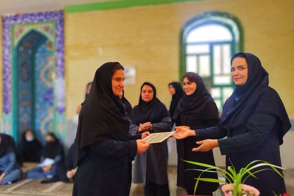 تجلیل از دانش‌آموزان برتر علمی، قرآنی و سرود دبیرستان فرهیختگان شهرستان باشت