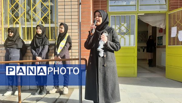 گرامیداشت ۱۲ بهمن در دبیرستان نماز و نیایش