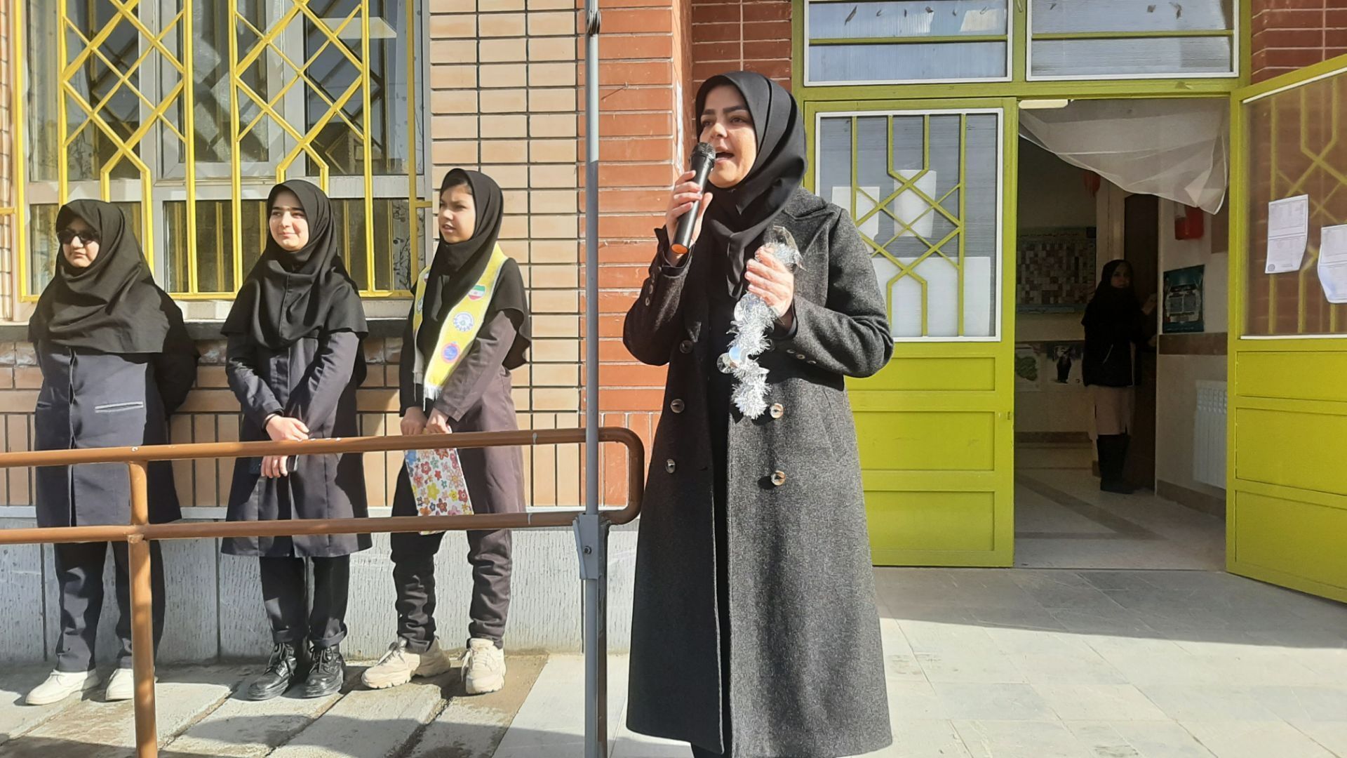 گرامیداشت ۱۲ بهمن در دبیرستان نماز و نیایش