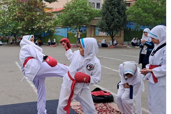 هنرنمایی دانش آموزان  مدرسه خواهران بابایی در روز دختر
