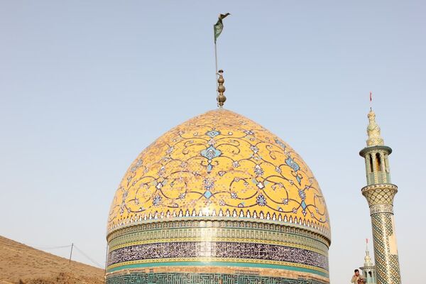 آیین مذهبی تعویض پرچم گنبد حرم مطهر حضرت سلطانعلی ابن امام محمد باقر(ع)