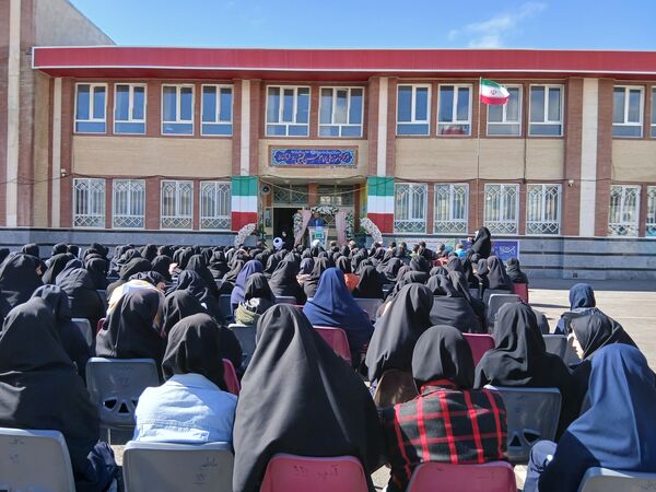 آغاز سال تحصیلی با گرامیداشت یاد و خاطره شهیدان در مدرسه فاطمیه شهرستان چاراویماق 