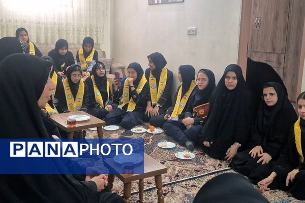 دیدار دانش آموزان فرزانگان با خانواده شهید صفری علمدار