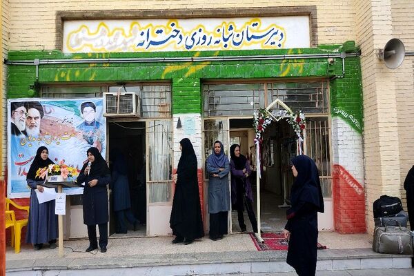 آغاز سال تحصیلی جدید و گرامیداشت هفته دفاع مقدس در دبیرستان شهید مجید دهنوی نیشابور