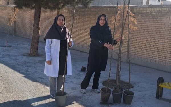مشارکت دانش‌آموزان در فعالیت درختکاری دبستان شهدای گمنام۲