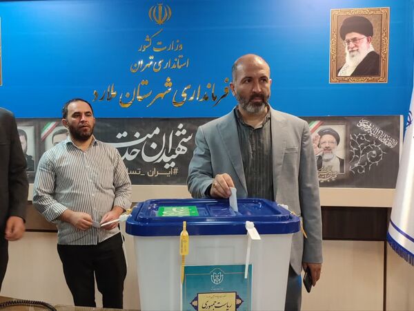 حضور مسئولان و مردم انقلابی شهرستان ملارد در پای صندوق‌های رأی