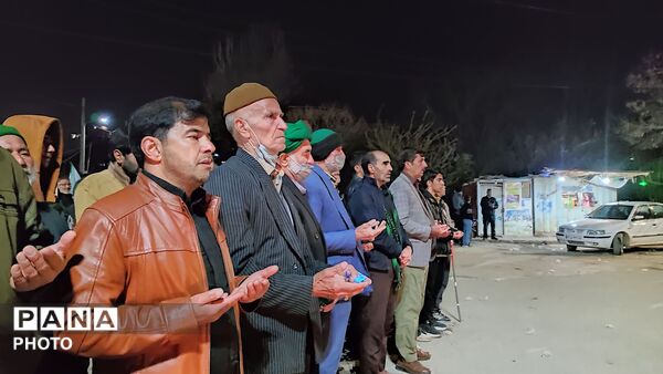 زن و مرد و پیر و جوان این شب ها در اجتماعات خیابانی شهر بار 