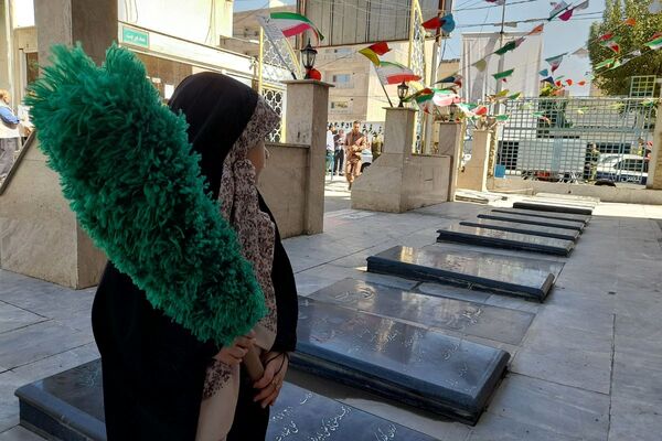 غبارروبی مزار شهدا در امام زاده حسن(ع) نسیم‌شهر