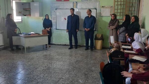 بازدید مدیر آموزش و پرورش حاجی آباد از دبستان استقلال