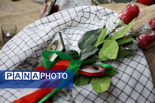 هم‌سرایی هزار نفری دانش‌آموزان یاور انقلاب در اسلامشهر