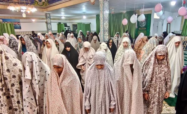 نوجوانان دختر در اعتکاف؛ لحظاتی سرشار از نماز و معنویت