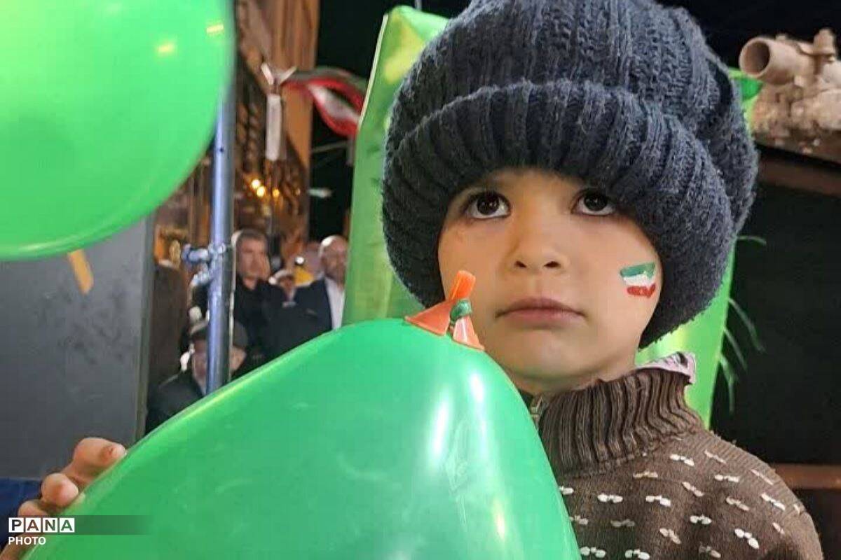 مردم فیروزکوه در میدان معلم؛ ایستادگی‌ای پررنگ‌تر از همیشه