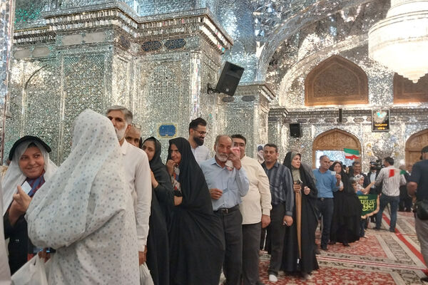 شاهچراغ مملو از مردمی که برای انتخابات حضور پیدا کردند