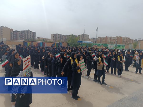 نکوداشت شهادت رهبر مقاومت در دبیرستان شهید باقری 
