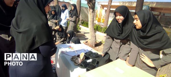 برپایی بازارچه دانش آموزی در دبیرستان نمونه اندیشه شهرستان کاشمر