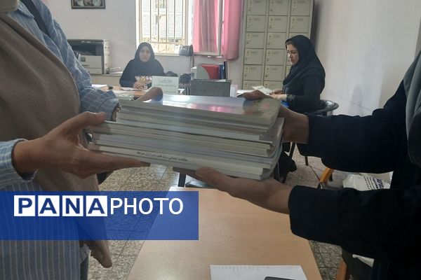 دبیرستان دخترانه بعثت۲ شهرک وایین در تدارک پروژه مهر با توزیع کتاب و لباس فرم