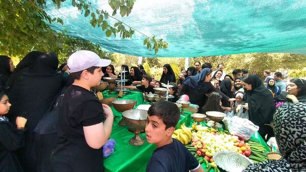 برپایی سفره‌ی احسان در محوطه بیمارستان فوق تخصصی آیت‌الله یثربی کاشان