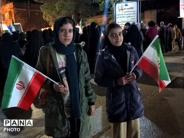 دانش‌آموزان شهرستان مانه در راهپیمایی‌های شبانه در جنگ رمضان 