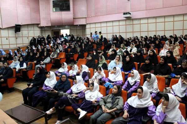 تقدیر از برگزیدگان جشنواره فرهنگی و هنری فردا در ساری 