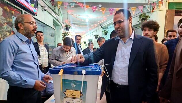 وزیر آموزش و پرورش رأی خود را به صندوق انداخت