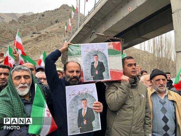 تشییع پیکر شهید دانشمند محمدرضا کیا بر دستان مردم کرج 