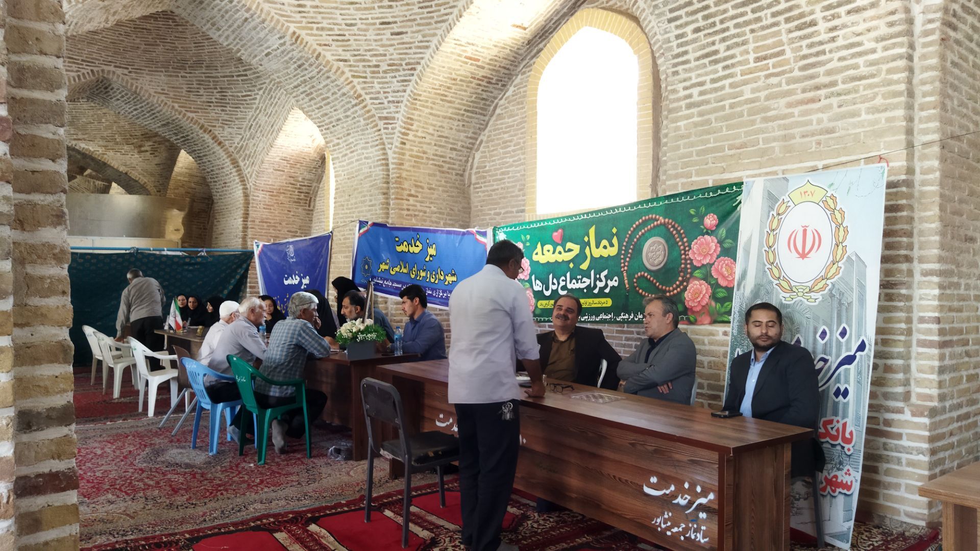 میز خدمت ادارات و بانک‌ها در نماز جمعه نیشابور