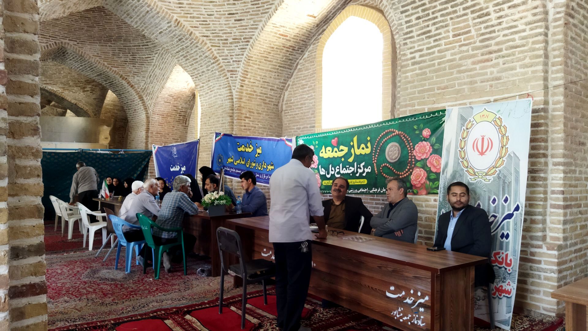 میز خدمت ادارات و بانک‌ها در نماز جمعه نیشابور