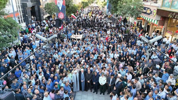 همدلی مردم و مسئولان در ادای احترام به شهدای‌خدمت