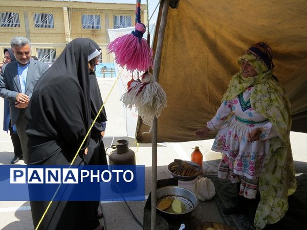 بازدید مشاور وزیر آموزش و پرورش در امور زنان از دست‌سازه‌های دانش‌آموزان دبیرستان 22 بجنورد