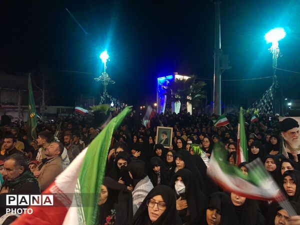 تصاویری از حضور پرشور شبانه مردم‌کوهدشت در میدان امام (ره)