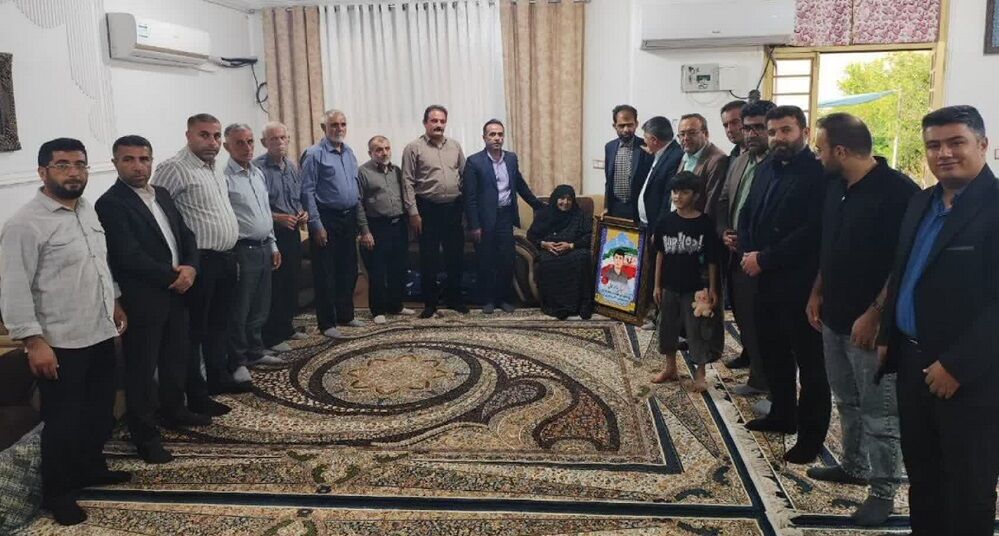 سرپرست آموزش و پرورش باغملک با مادر شهید رحمانی دیدار کرد