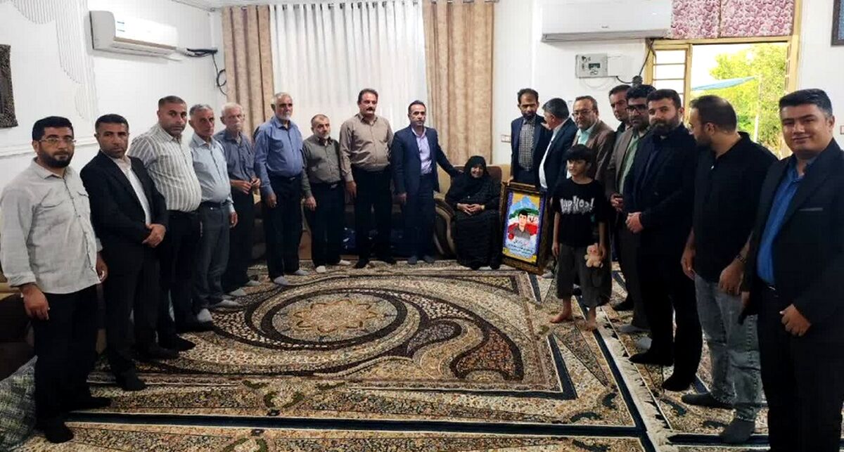 سرپرست آموزش و پرورش باغملک با مادر شهید رحمانی دیدار کرد
