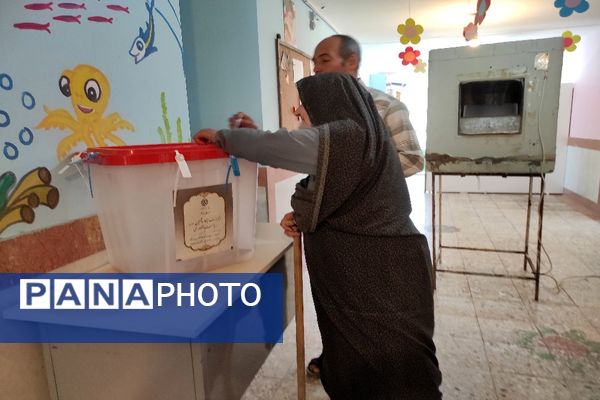 مشارکت حداکثری مردم شهیدپرور شهر تیتکانلو بخش خبوشان پای صندوق‌های رأی 