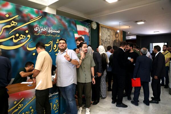 حماسه رأی اولی‌ها در کنار هنرمندان و اصحاب رسانه 