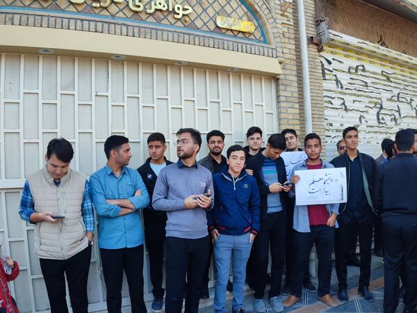 حضور پر شور دانش آموزان نیشابوری در راهپیمایی ١٣ آبان