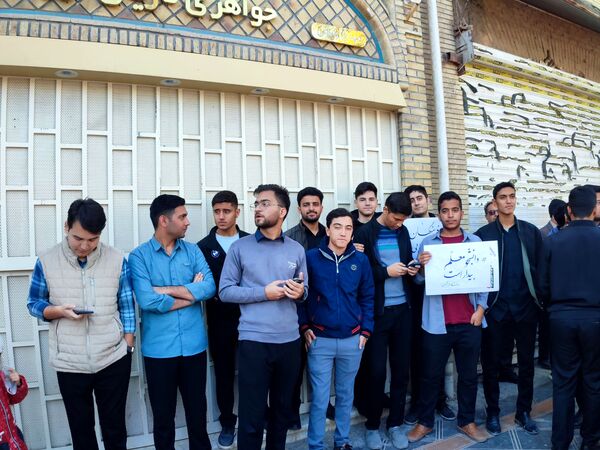 حضور پر شور دانش آموزان نیشابوری در راهپیمایی ١٣ آبان