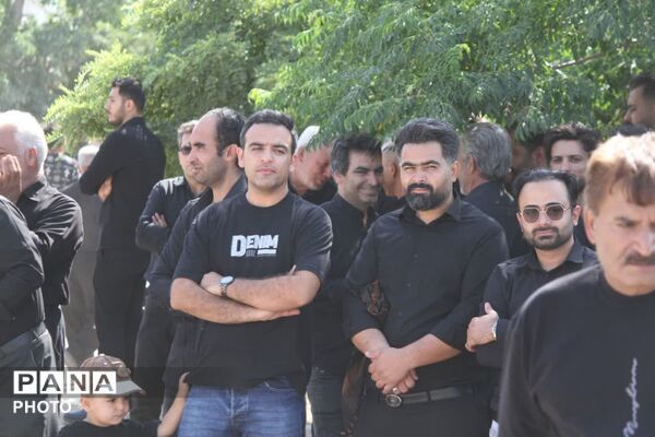 از کودکان تا بزرگسالان؛ زنجیر پیوند دل‌ها در روز عاشورا در روستای سرحوضک کاشمر
