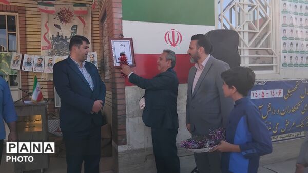 شکوفه‌های نوخاسته در دبستان پسرانه محمدرضا سیدآبادی 