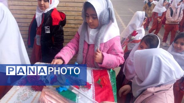 گلریزان مزار شهدا و نواختن زنگ انقلاب در دیواندره