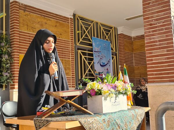 آئین نواختن زنگ مهر در دبیرستان دخترانه فرهنگ ۱۳ 