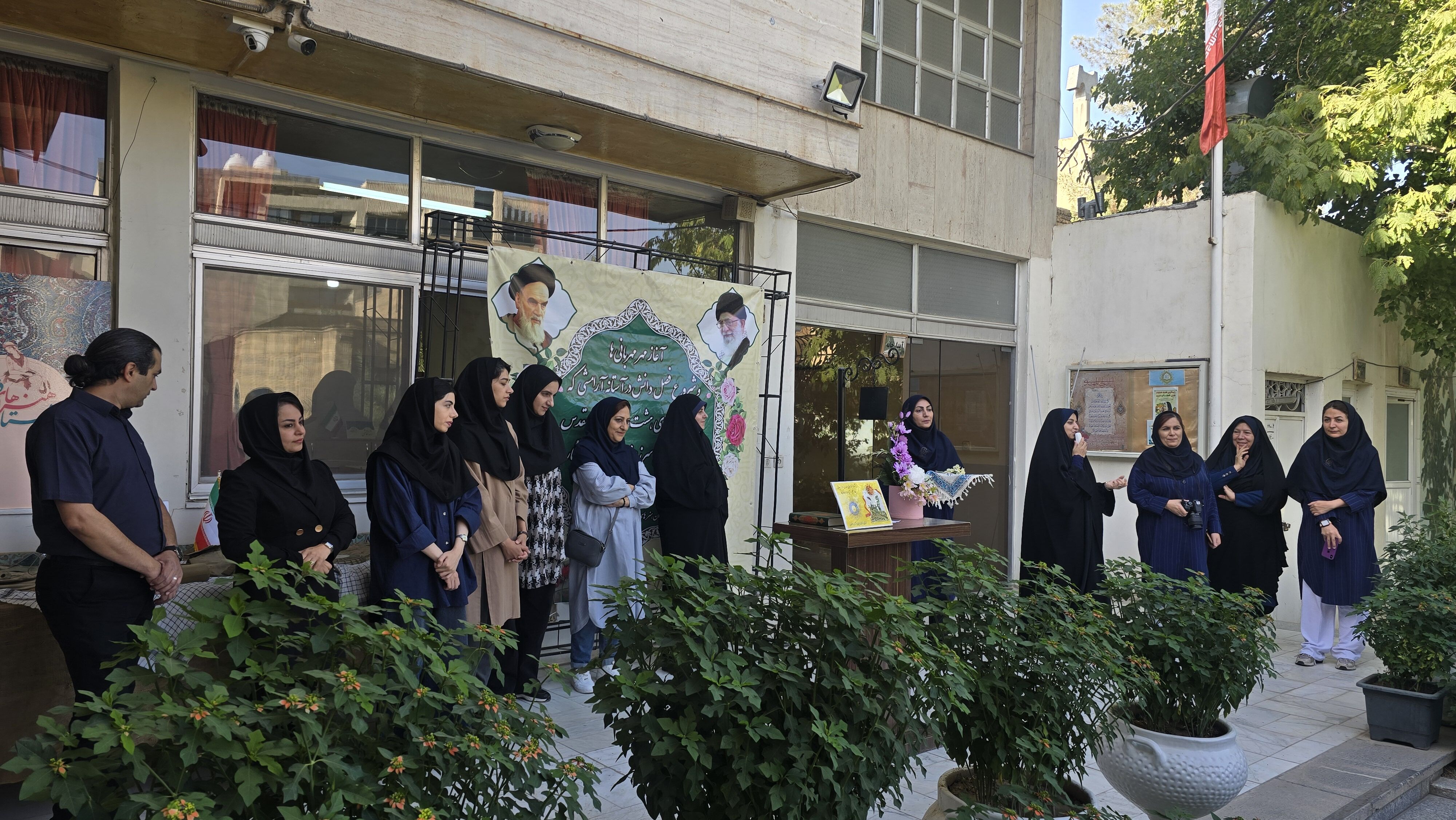 نواخته شدن زنگ مهر و مقاومت در هنرستان هنرهای زیبای دختران اصفهان