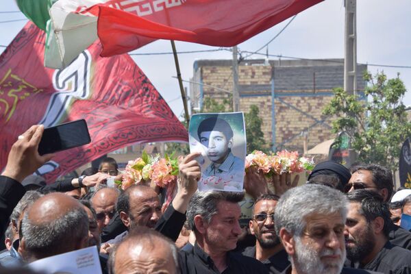 همه چیز برای یک استقبال گرم مهیاست ، با افتخار به پیشواز شهیدمان می آییم 