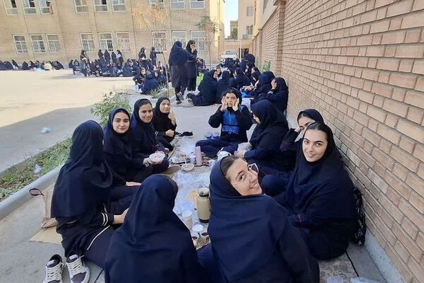 صبحی سالم در دبیرستان دخترانه فرهنگ قرچک