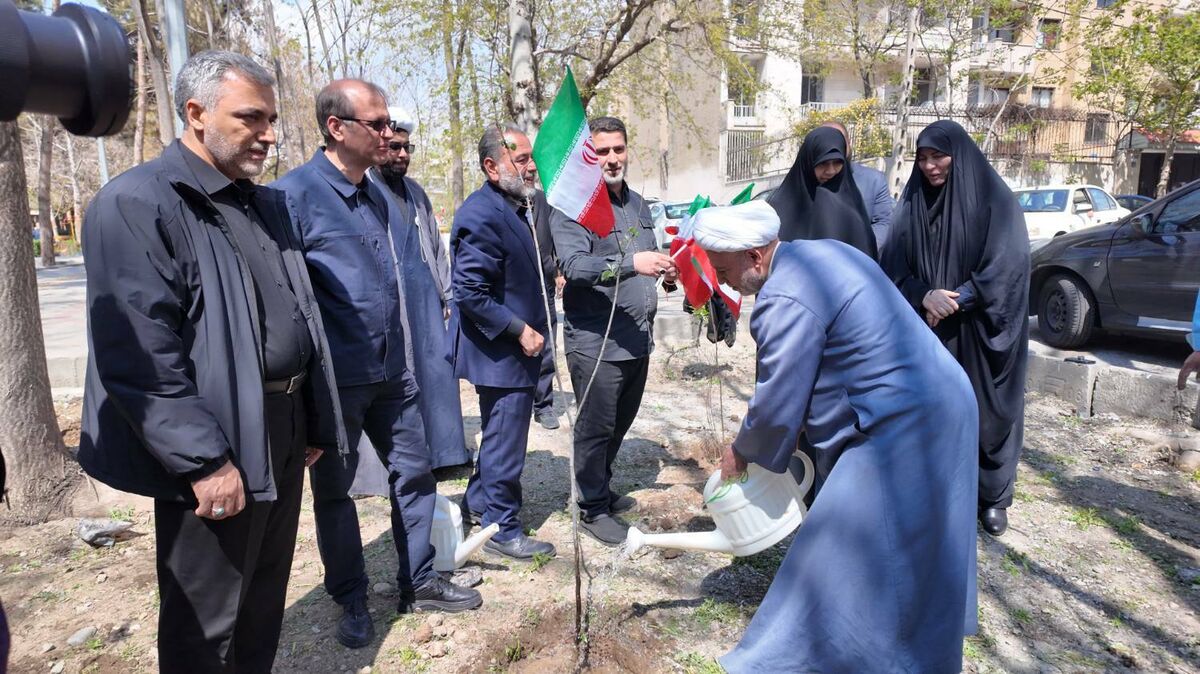 غرس نهال امید به یاد مادران و کودکان شهید جنگ تحمیلی سوم