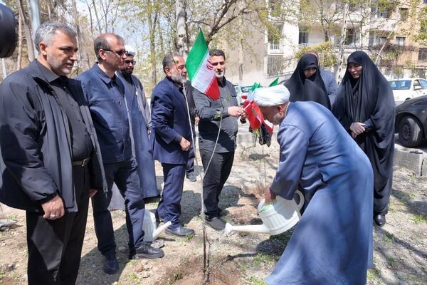غرس نهال امید به یاد مادران و کودکان شهید جنگ تحمیلی سوم