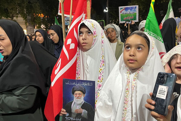 میان دانش‌آموزان و رهبر شهید پیمان جاودانه با نوای سرود رقم خورد