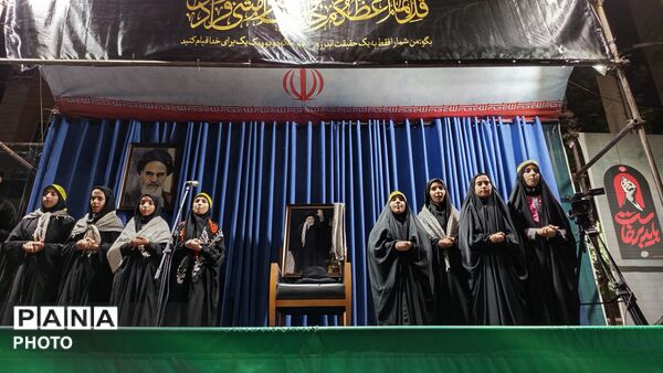 همنوایی فرهنگیان ناحیه یک در آیین وداع و تشییع رهبر در خیابان انقلاب