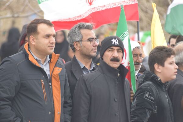 جامعه پرشورفرهنگیان و دانش آموزان در راهپیمایی ۲۲ بهمن منطقه بیرانوند