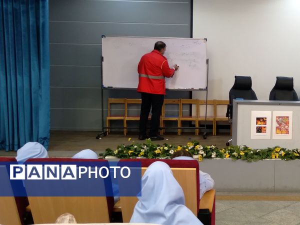 کارگاه آموزشی اطفای حریق در دبستان آرمینه مصلی‌نژاد ناحیه ۶ مشهد 