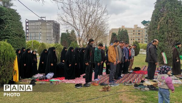 اقامه نماز ظهرِ روز طبیعت در جبهه خیابان